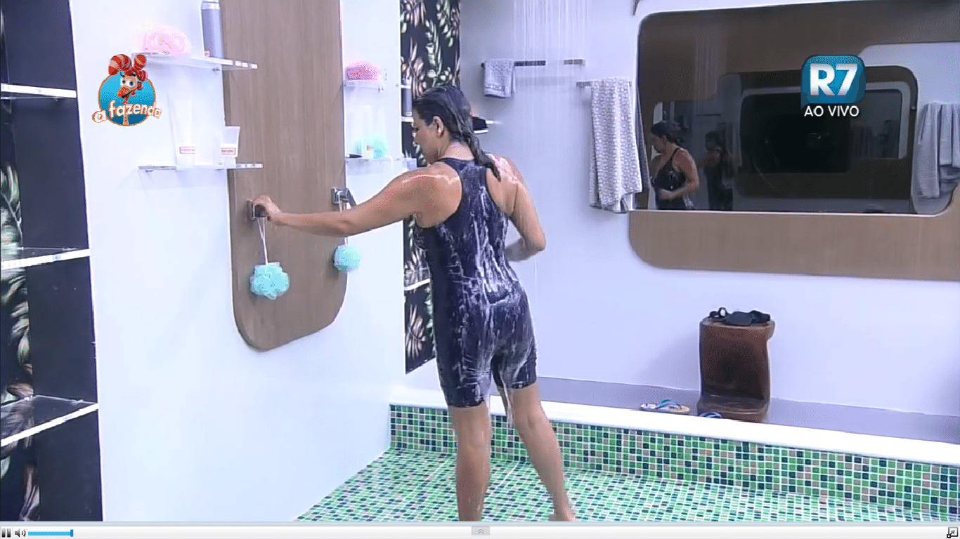 25.set.2015 - Ao contrário das outras peoas, Mara Maravilha toma banho de maiô - Reprodução/ Record