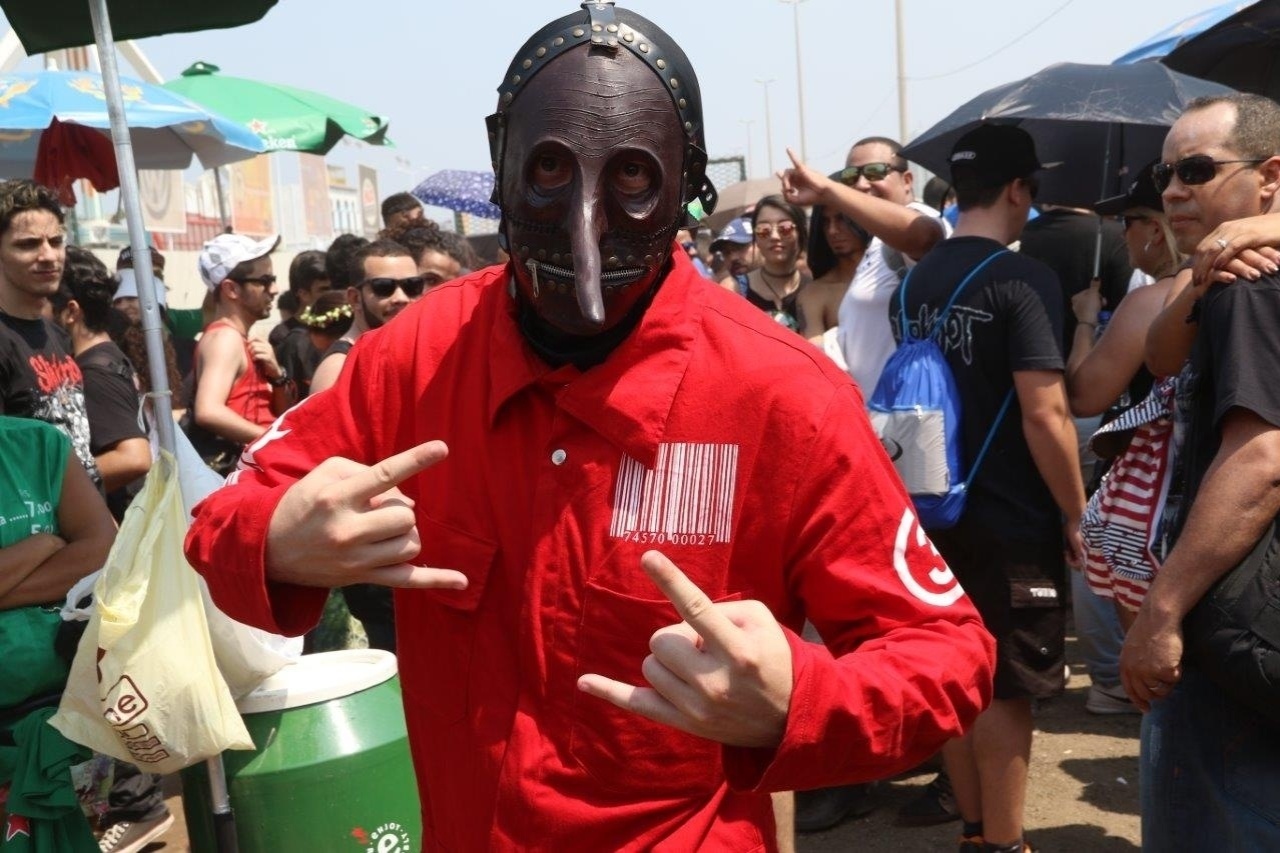 25.set.2015 - Mesmo com 39ºC na região da Cidade do Rock, Rodrigo de Jesus Lopes, 31, não abriu mão de se caracterizar como os integrantes da banda Slipknot, com macacão de manga longa e máscara - Zulmair Rocha/UOL