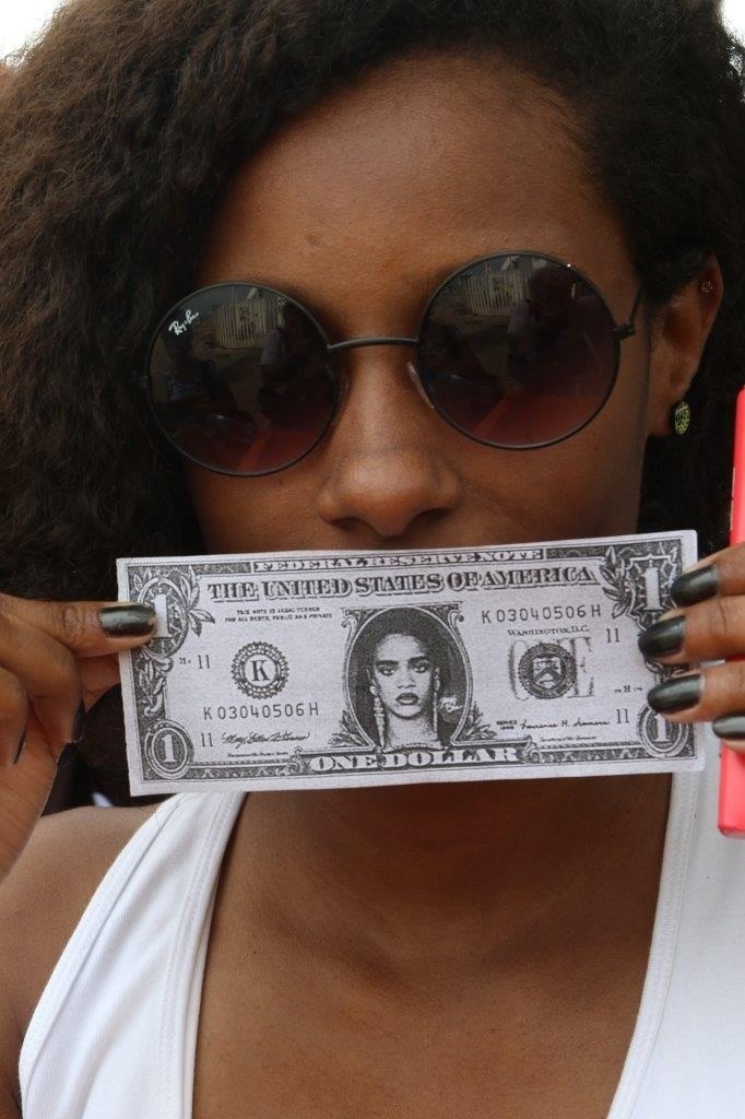 26.set.2015 -  Isabela Freitas segura uma nota falsa de dólar americano, com o rosto de Rihanna, para uma performance na música "Bitch Better Haver My Money". Rihanna faz parte do line-up do Palco Mundo neste sábado. - Zulmair Rocha/UOL