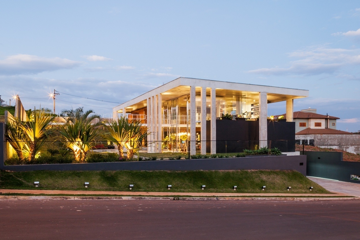 A fachada da casa Botucatu que se volta para a rua é dominada pelo bloco pintado de preto, em alvenaria, que recebe os serviços (lavanderia, quartos e banheiros de empregada e cozinha). Na mesma cota do terreno, o projeto assinado pelo escritório paulistano FGMF Arquitetos previu a entrada para a garagem - Rafaela Netto/ Divulgação