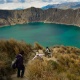 Trilhas levam os turistas até a beira do lago, adentrando a cratera de 250 metros de profundidade, além dos arredores do vulcão Quilotoa - Felipe Floresti/UOL