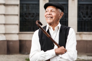 13.mar.2013 - O músico e sapateador Bob Lester posa para foto em frente a estação Julio Prestes no centro de Sao Paulo - Danilo Verpa/Folhapress