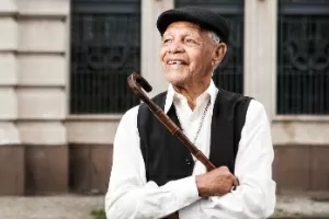 13.mar.2013 - O músico e sapateador Bob Lester posa para foto em frente a estação Julio Prestes no centro de Sao Paulo - Danilo Verpa/Folhapress