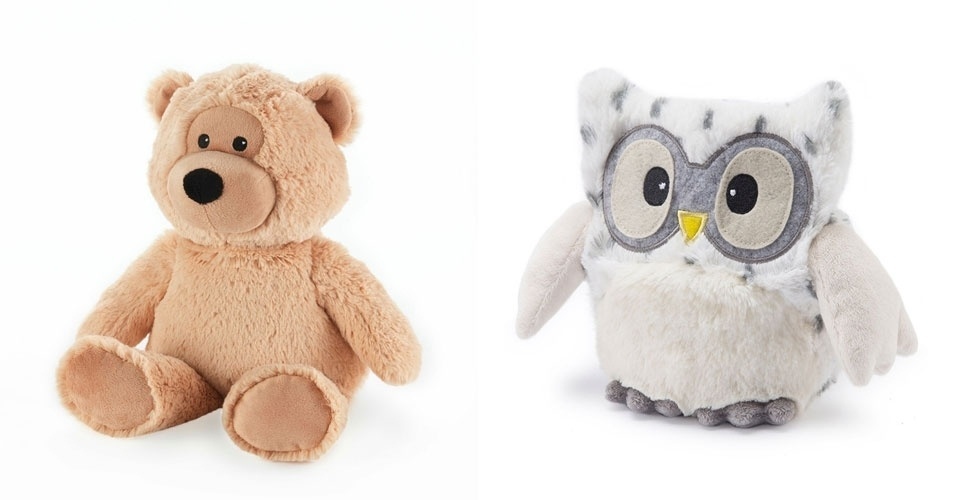 Urso e coruja térmicos, da Modali Baby. R$ 212,50 (cada). Feitos de pelúcia e com sementes de lavanda dentro, basta aquecê-los no micro-ondas para que liberem um aroma que promete acalmar a criança. O brinquedo tem a seguinte dimensão: 25 cm por 20 cm por 6 cm. O produto é um dos destaques da Ópera (www.grupoopera.com.br), feira internacional de moda e decoração infantil voltada para profissionais do setor, que acontece em São Paulo, de 21 a 24 de novembro de 2015 - Montagem/Fotos Divulgação
