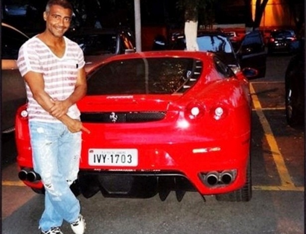Em 2012, o ex-jogador e atual senador Romário pagou para usar uma placa especial que homenageia a filha Ivy em sua Ferrari F430 - Arquivo pessoal/Instagram