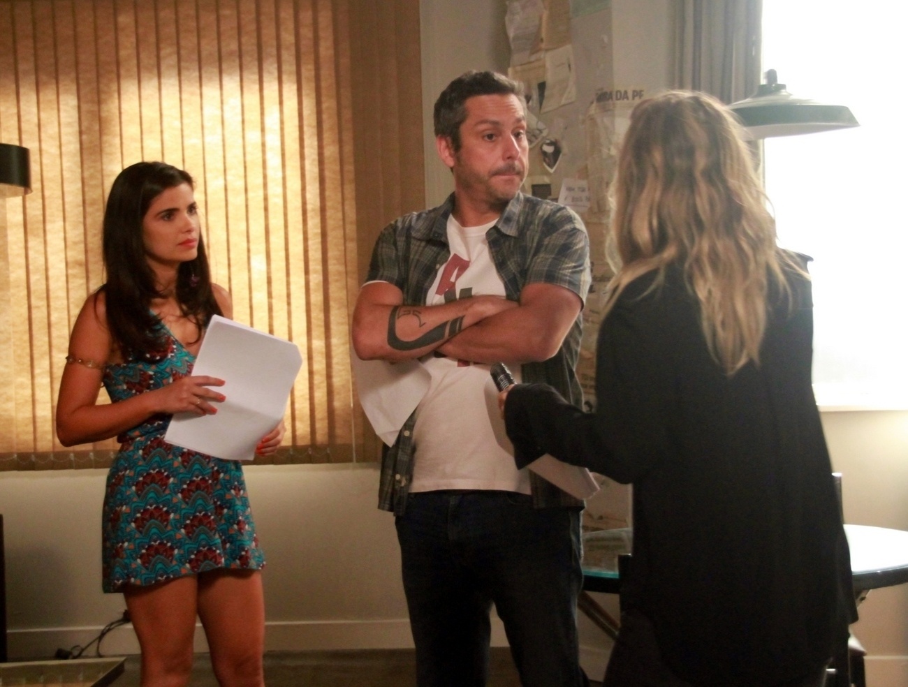 7.jan.2015 - Vanessa Giácomo e Alexandre Nero, a Tóia e o Romero de "A Regra do Jogo", ouvem orientações da diretora Amora Mautner nas gravações da novela - Graça Paes/Brazil News