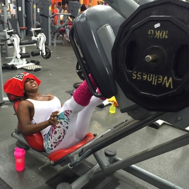 Turbinada com silicone, Adélia também adora malhação e exibe seus treinos na academia - Reprodução/Instagram/adeliajsoares