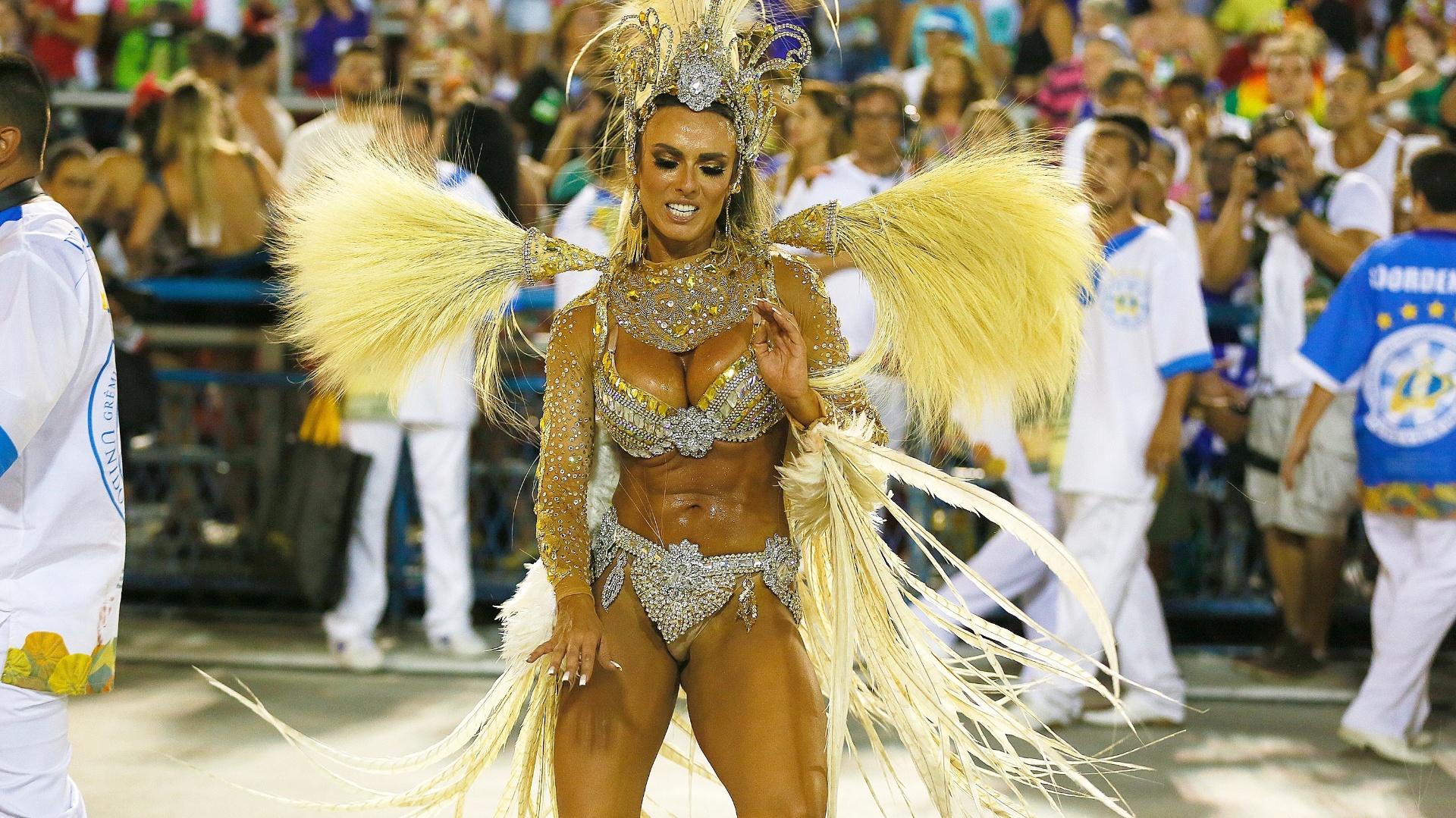 8.fev.2016 - Nicole Bahls é um dos destaques de chão da escola de samba Vila Isabel