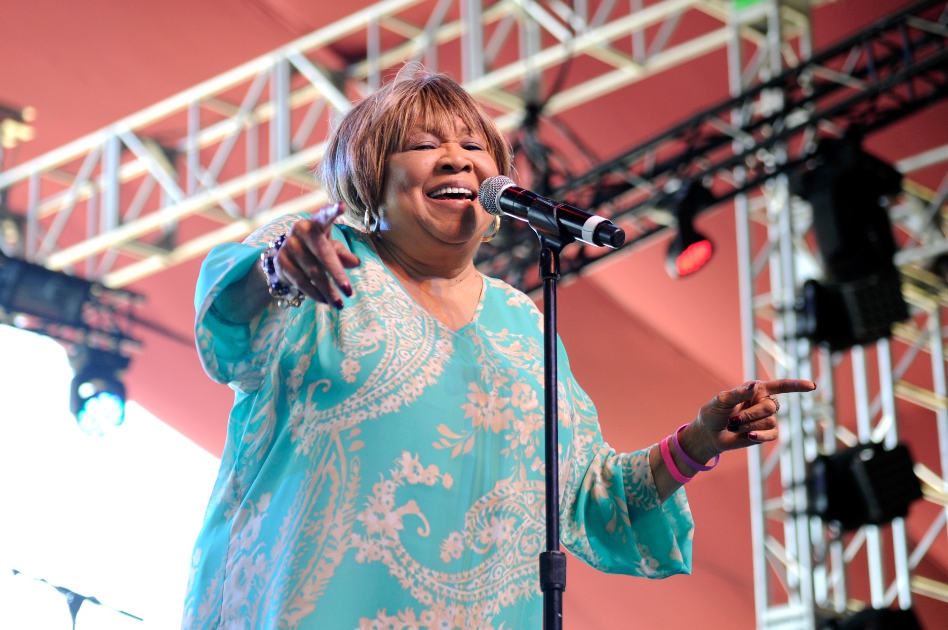15.abr.2016 - A cantora de R&B Mavis Staples se apresenta no primeiro dia do Coachella Festival 2016, em Indio, Califórnia - Getty Images