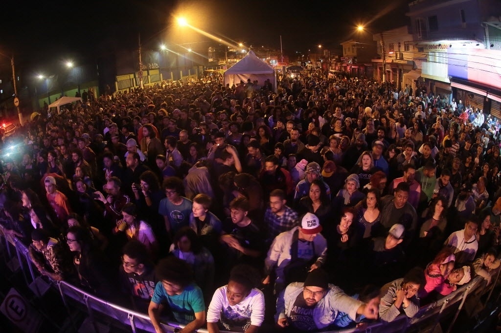 22.mai.2016 - Público lota o palco M'Boi Mirim, extremo sul de São Paulo, para assistir ao show da banda Nação Zumbi - Flávio Florido/UOL
