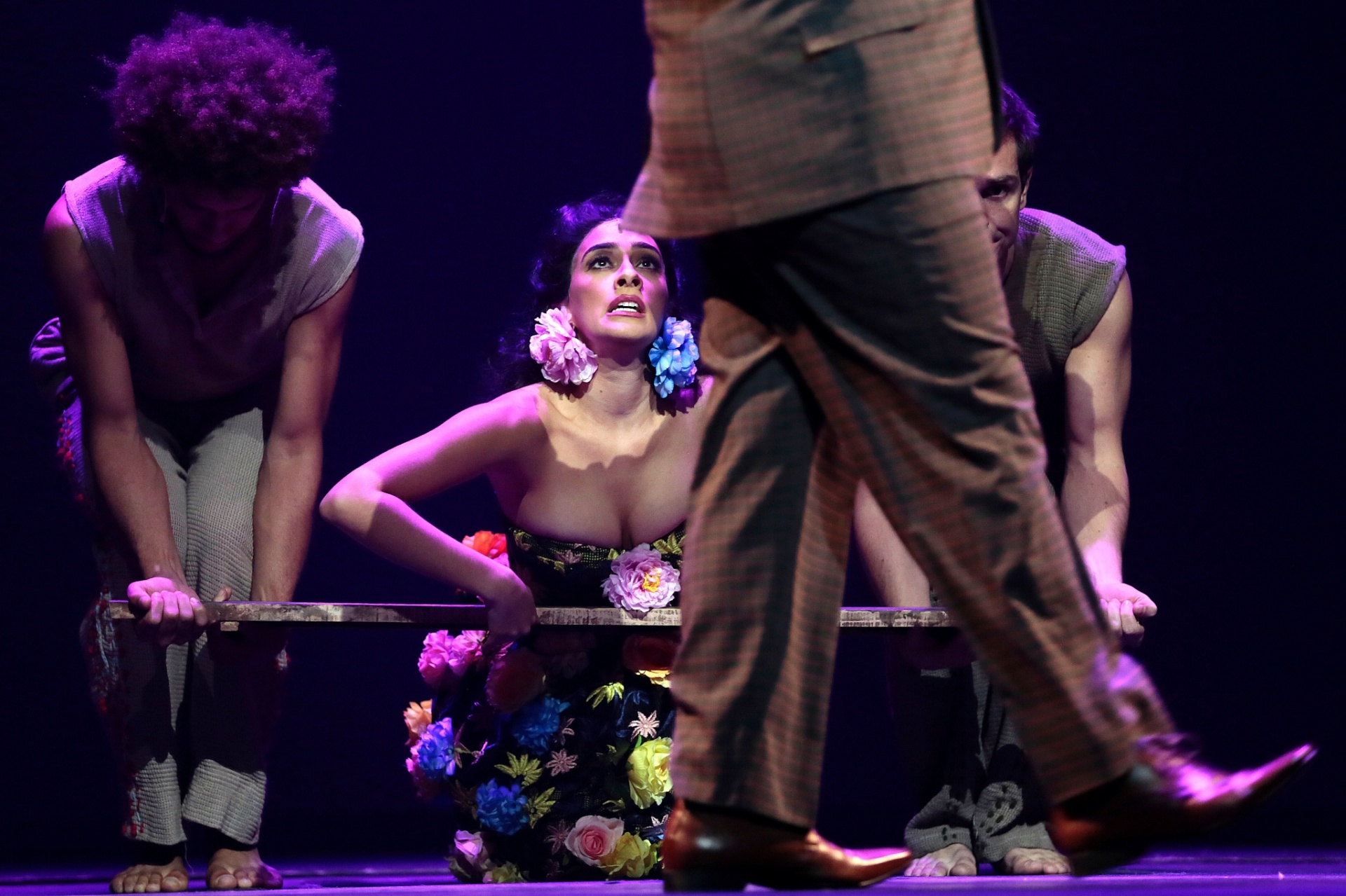 24.mai.2016 - Gabriela escala o telhado em uma das cenas mais reproduzidas da obra de Jorge Amado - Flávio Florido/UOL