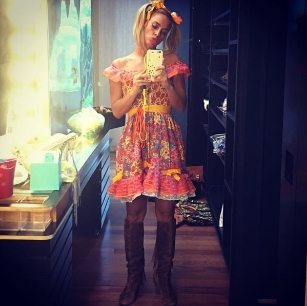 3.jul.2016 - Carolina Dieckamann mostra o look do dia para a festa julina da família Huck - Reprodução/Instagram/loracarola