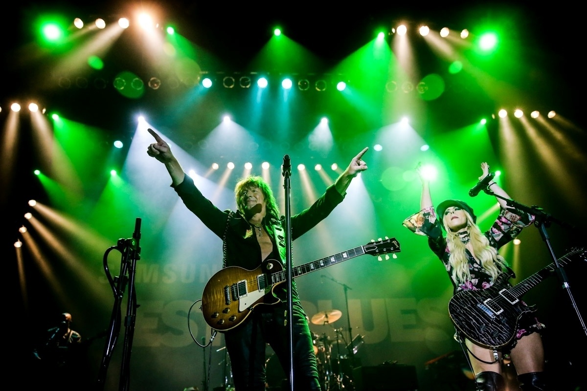 8.jul.2016 - Richie Sambora, ex-guitarrista do Bon Jovi, se apresenta com namorada, a australiana Orianthi, em festival de blues, em São Paulo - Brazil News