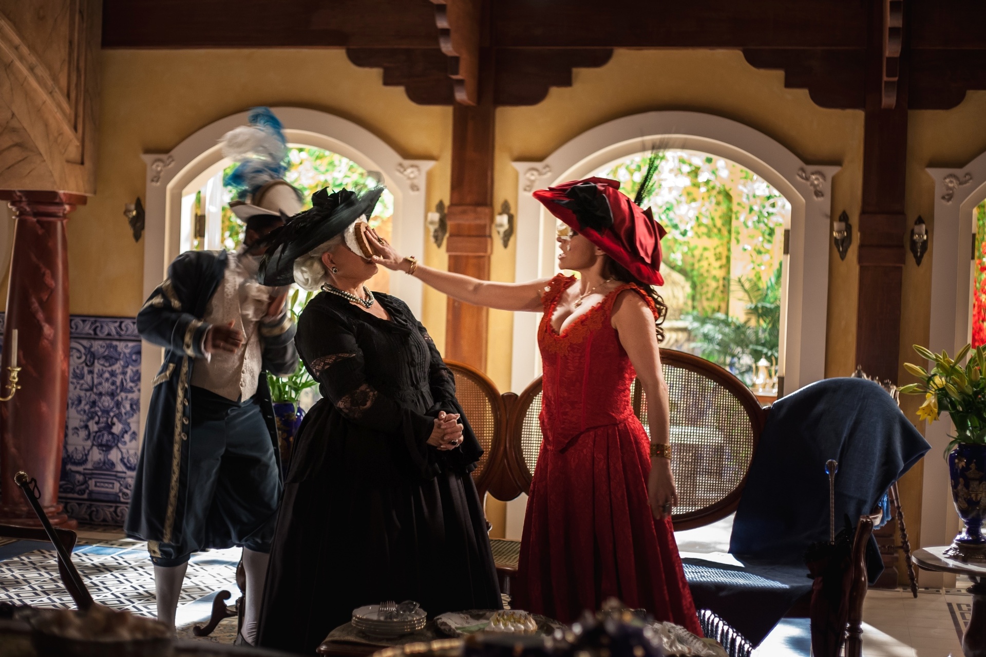 Em "Escrava Mãe", Rosalinda (Luiza Tomé) está no solar da condessa Catarina (Adriana Lessa) e faz aulas para receber a princesa Carlota Joaquina - Edu Moraes/Divulgação/TV Record