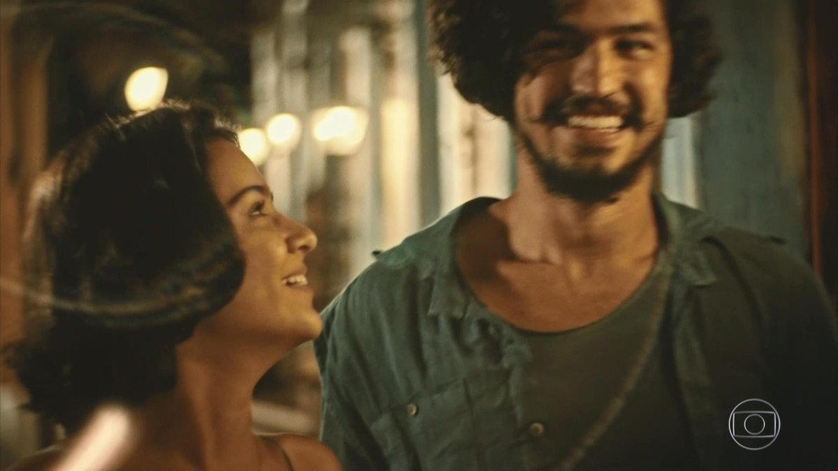 Olívia (Giulia Buscacio) anuncia para seu pai, Santo (Domingos Montagner), que está grávida, ao lado do pai do bebê, Miguel (Gabriel Leone), em "Velho Chico" - Reprodução/TV Globo