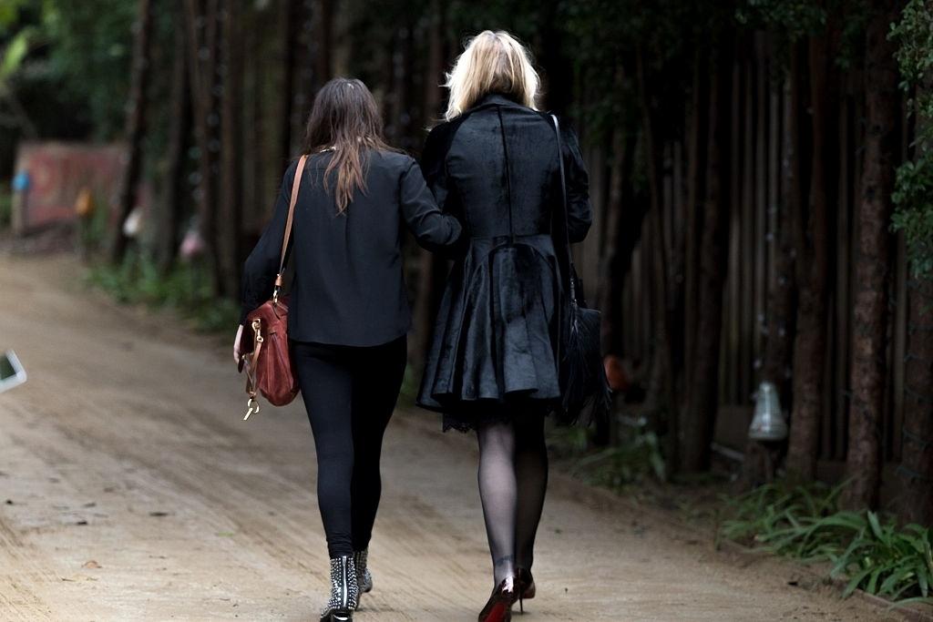 5.jan.2017 - A cantora Courtney Love comparece ao funeral fechado das atrizes Debbie Reynolds e Carrie Fisher, em Los Angeles - Greg Doherty/Getty Images