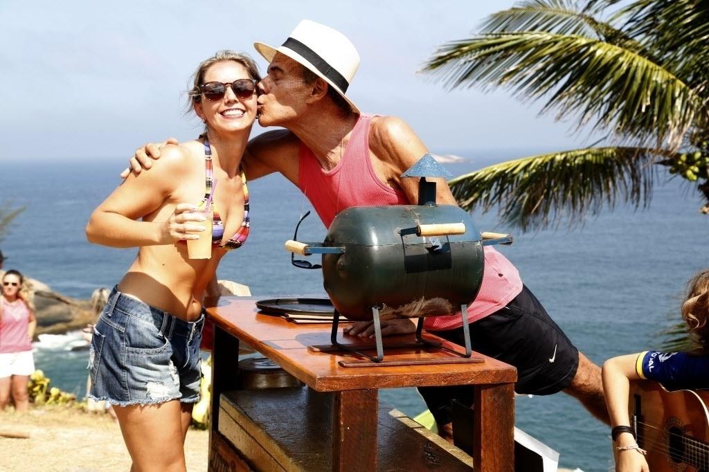 Mário beija Ana Paula Meura, cliente na barraquinha na praia da Joatinga, no Rio - Marcelo de Jesus/UOL