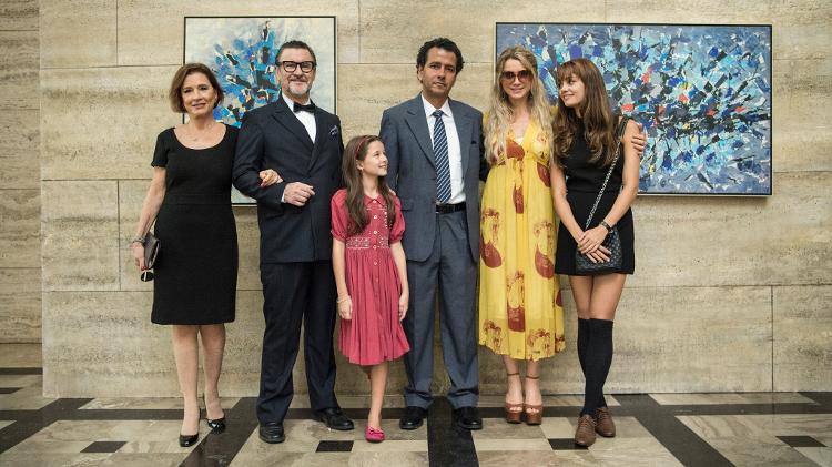 Kiki (Natália do Vale), Arnaldo (Antonio Calloni), Nanda (Leticia Braga), Toni (Marcos Palmeira), Monique (Letícia Spiller) e Alice (Sophie Charlotte) em cerimônia de inauguração da faixa pró-governo militar da construtora Amianto - Estevam Avellar/Globo - Estevam Avellar/Globo