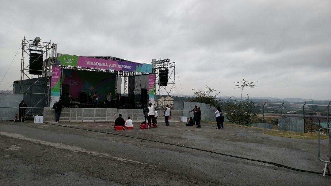 Grupo Brasileirinhos se apresenta no palco principal da Viradinha de Interlagos para 11 pessoas - Renata Nogueira/UOL