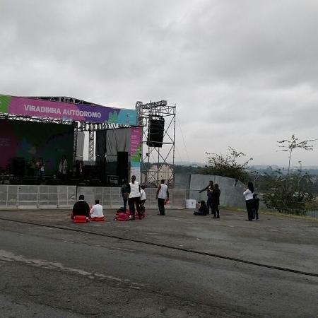 Grupo Brasileirinhos se apresenta no palco principal da Viradinha de Interlagos para 11 pessoas - Renata Nogueira/UOL - Renata Nogueira/UOL
