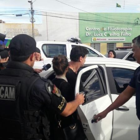 Fábio Assunção deixa a delegacia e é conduzido para o Fórum de Arcoverde, em Pernambuco". "Que vergonha !", disse o ator ao entrar no carro da Polícia - Aliny Gama/UOL - Aliny Gama/UOL
