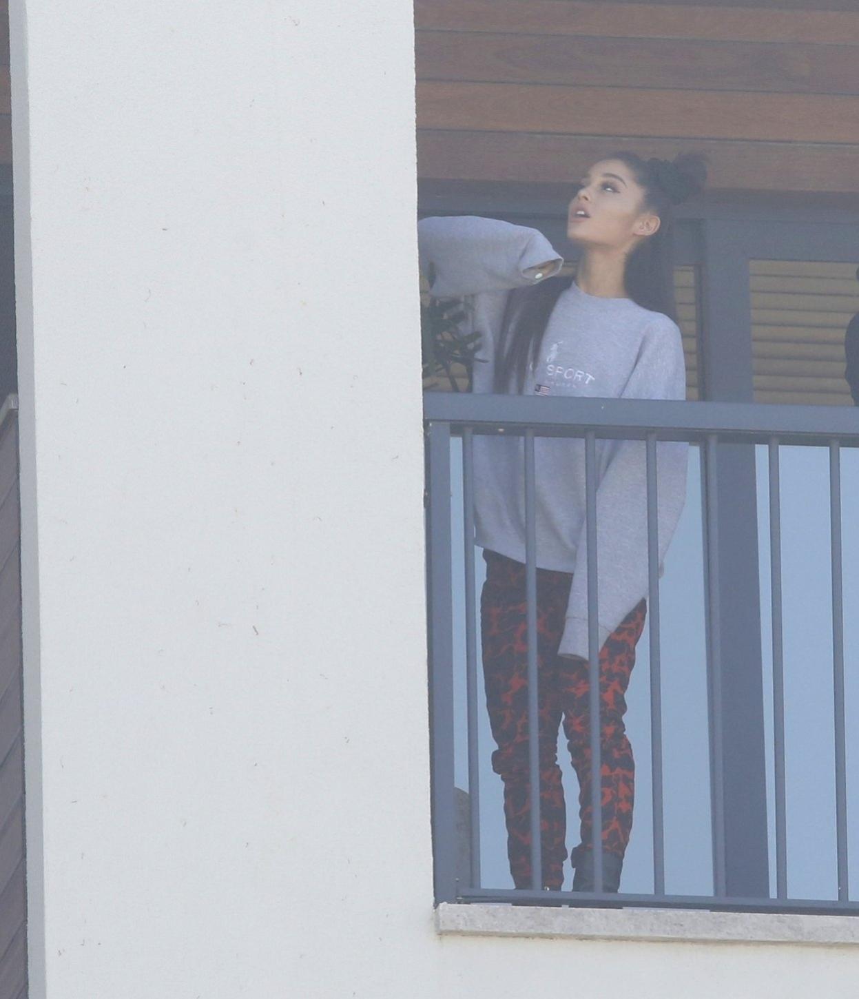 Ariana Grande observa a vista do Rio de Janeiro de seu quarto na Barra da Tijuca - AgNews