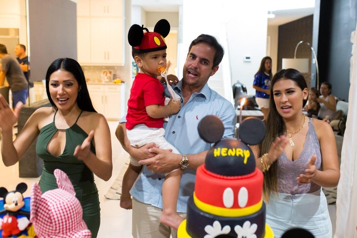 Simaria puxa o "Parabéns a Você" para o sobrinho Henry, filho de Simone e Kaká Diniz, que comemora três anos em festa em Orlando (EUA) - Diogo Alexandre/Brazil News Internacional