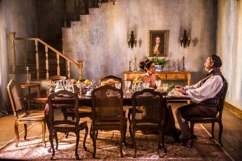 Maria Teresa (Fernanda Torres) e Geraldo (Alexandre Nero) conversam em sala de jantar decade - Divulgação/Globo