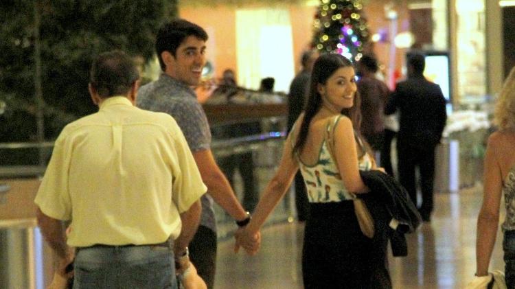 Marcelo Adnet e Patrícia Cardoso nota presença de paparazzo no shopping - Ag.News - Ag.News