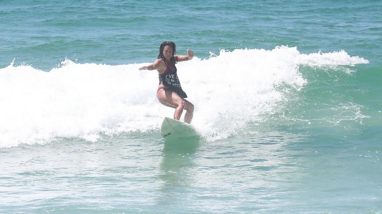 Danielle Suzuki pega onda no Rio de Janeiro - AgNews - AgNews
