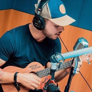 Higor Rocha toca ukulele em gravação de música - Divulgação