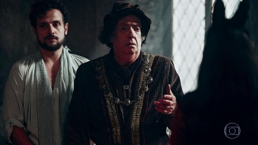 Pietro (Ricardo Monastero) e Heráclito (Marcos Oliveira), em cena da novela "Deus Salve o Rei" - Reprodução/TV Globo