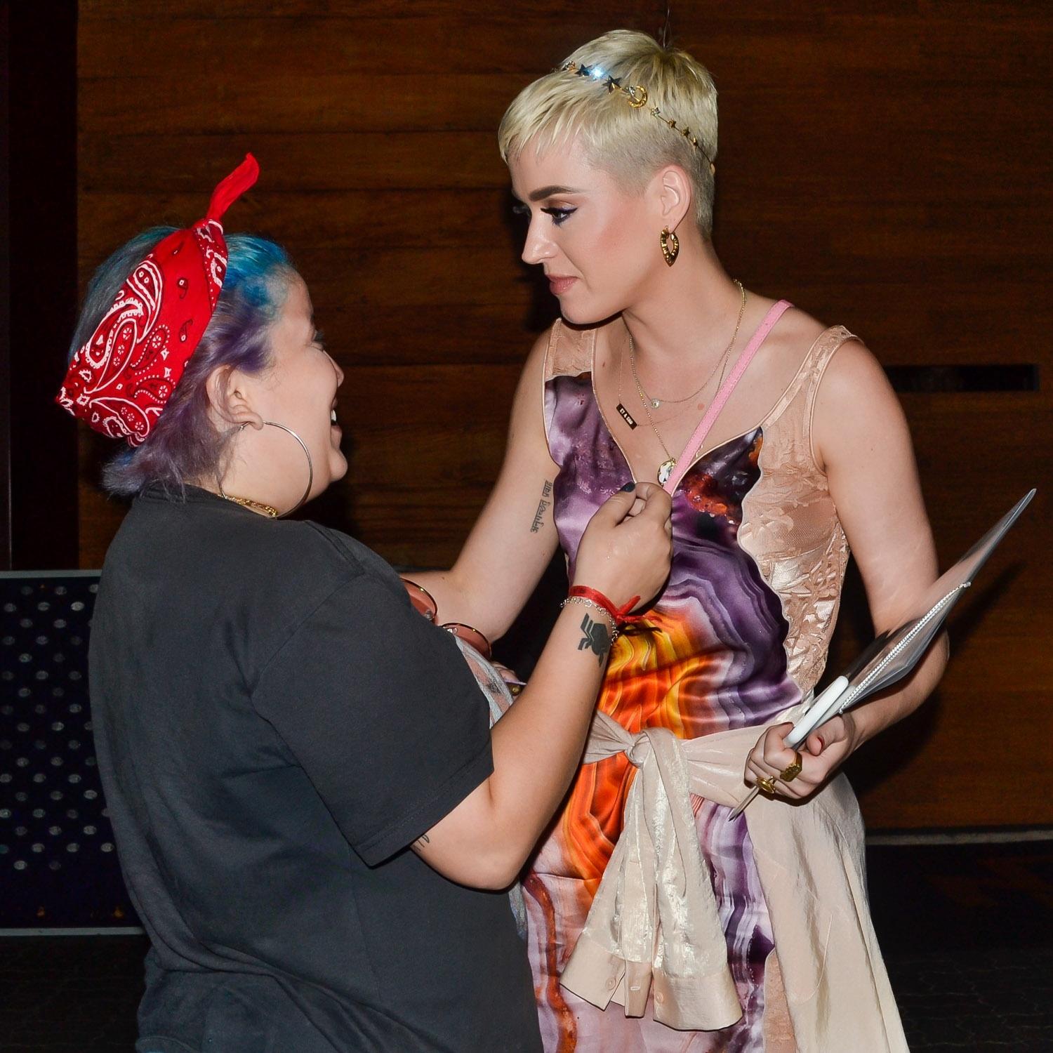A cantora Katy Perry, que faz show em São Paulo neste sábado (17), saiu para jantar em uma churrascaria na sexta-feira e, muito simpática, conversou com fãs, tirou fotos e até autografou o braço de um deles - Clayton Felizardo/Brazil News