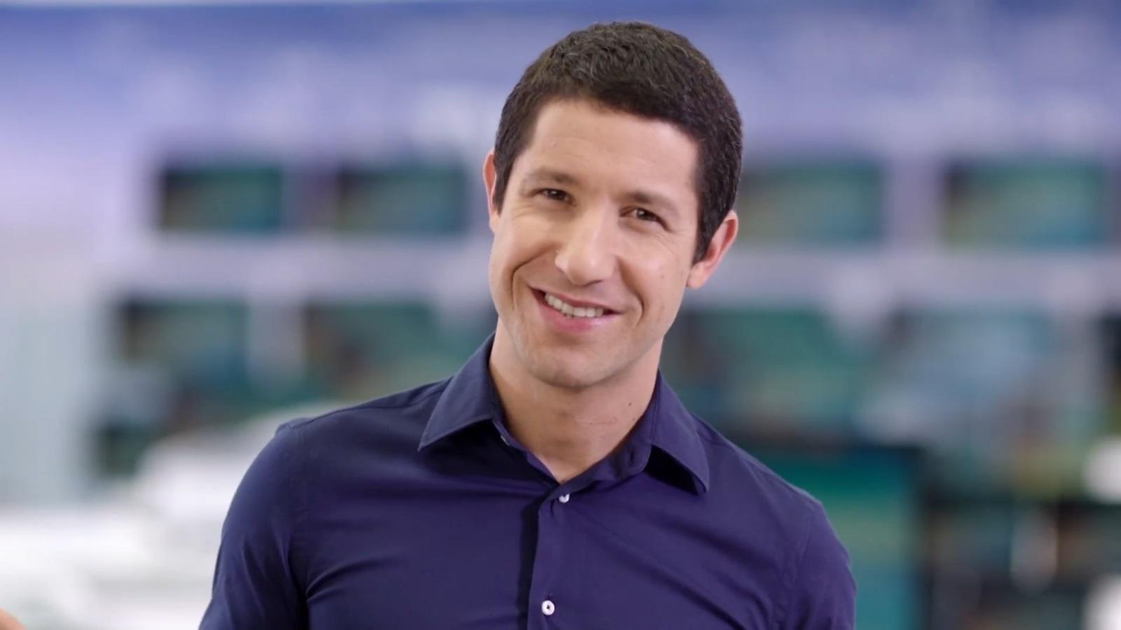 Esta pergunta virou bordão de Fabiano Augusto nos comerciais da Casas Bahia, exibidos à exaustão na TV. O ator e apresentador ficou marcado como garoto-propaganda da loja de móveis entre 2002 e 2006, mas voltou sete anos depois, a pedido da empresa, pela rápida identificação do público. - Reprodução/YouTube