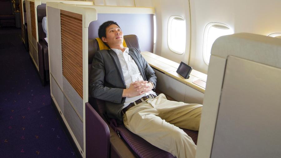 Curtir o conforto das classes mais nobres do avião é o sonho de muita gente - Getty Images/iStockphoto