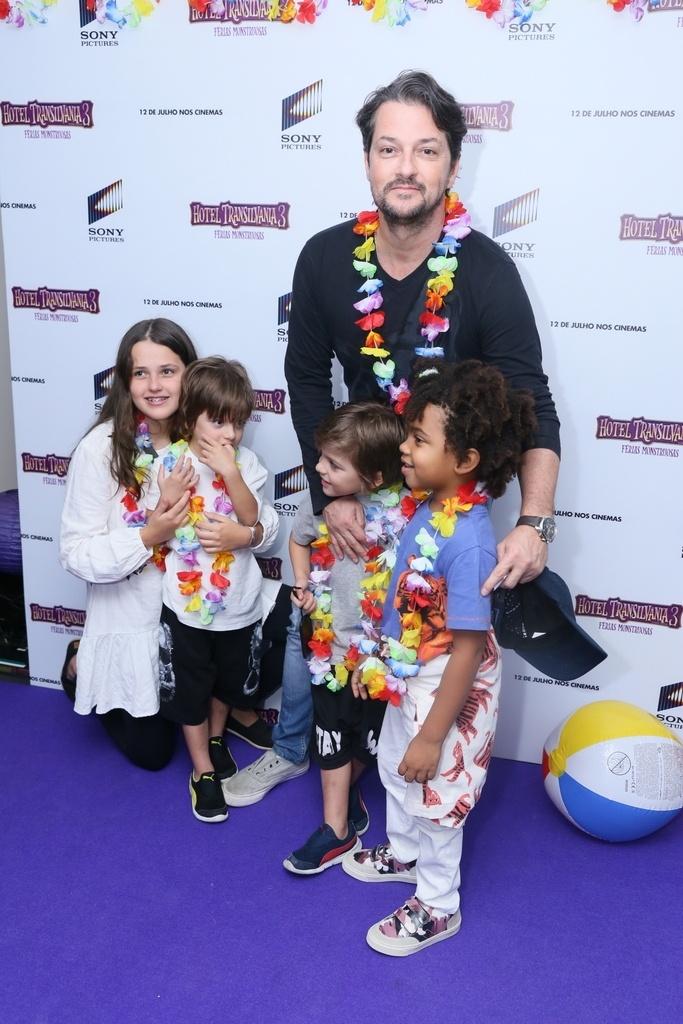 Marcelo Serrado com os filhos Catarina, Guilherme e Felipe, e Roque, filho de Regina Casé - Anderson Borde/AgNews