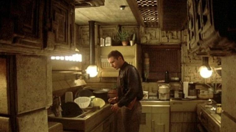 A cozinha de Blade Runner, com cenografia inspirada na arquitetura da Ennis House - Reprodução - Reprodução