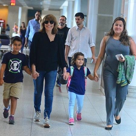 Renata Sorrah, em 2017, com os netos Miguel, Betina e a filha Mariana - Willian Oda/Ag.News - Willian Oda/Ag.News