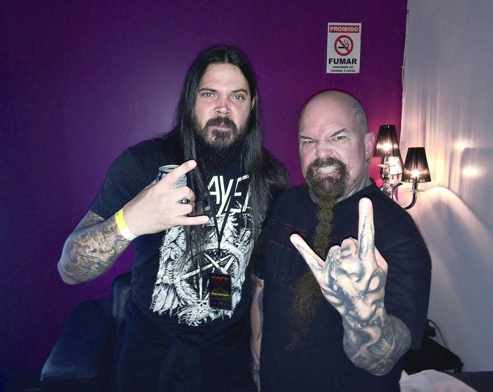 Marcelo Vasco posa com Kerry King, do Slayer. Brasileiro fez arte do disco mais recente da banda, "Repentless" - Arquivo Pessoal