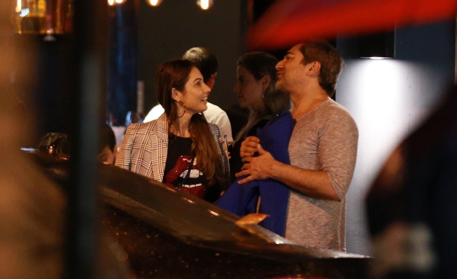 Patrícia Poeta e Zeca Camargo, apresentadores do programa "É de Casa", da Globo, divertiram-se na noite desta sexta-feira (3) em um bar no Leblon, no Rio de Janeiro - Thiago Martins/AgNews