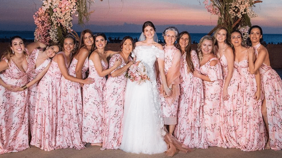 Camila Queiroz entre suas madrinhas de casamento - Reprodução/Instagram