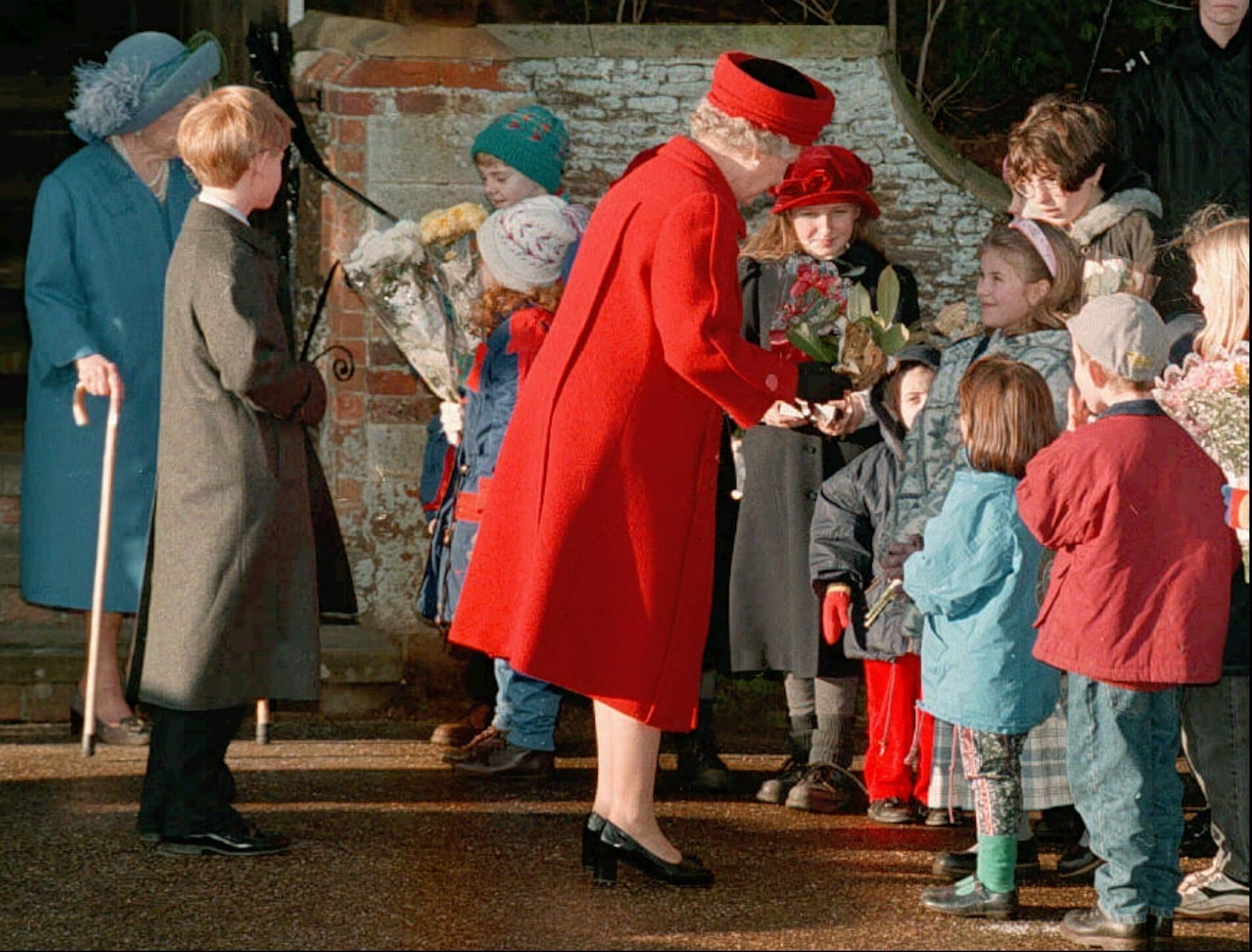 Comemoração de Natal na Inglaterra: a rainha Elizabeth 2ª acompanhada do príncipe Harry e da Rainha-Mãe na saída da missa em 25 de dezembro de 1995. - Getty Images