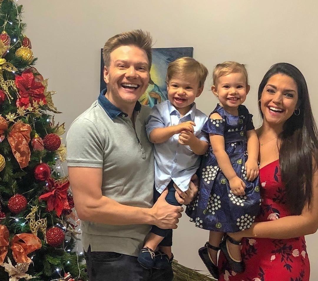 Michel Teló e Thais Fersoza comemoram Natal com Teodoro e Melinda - Reprodução/Instagram