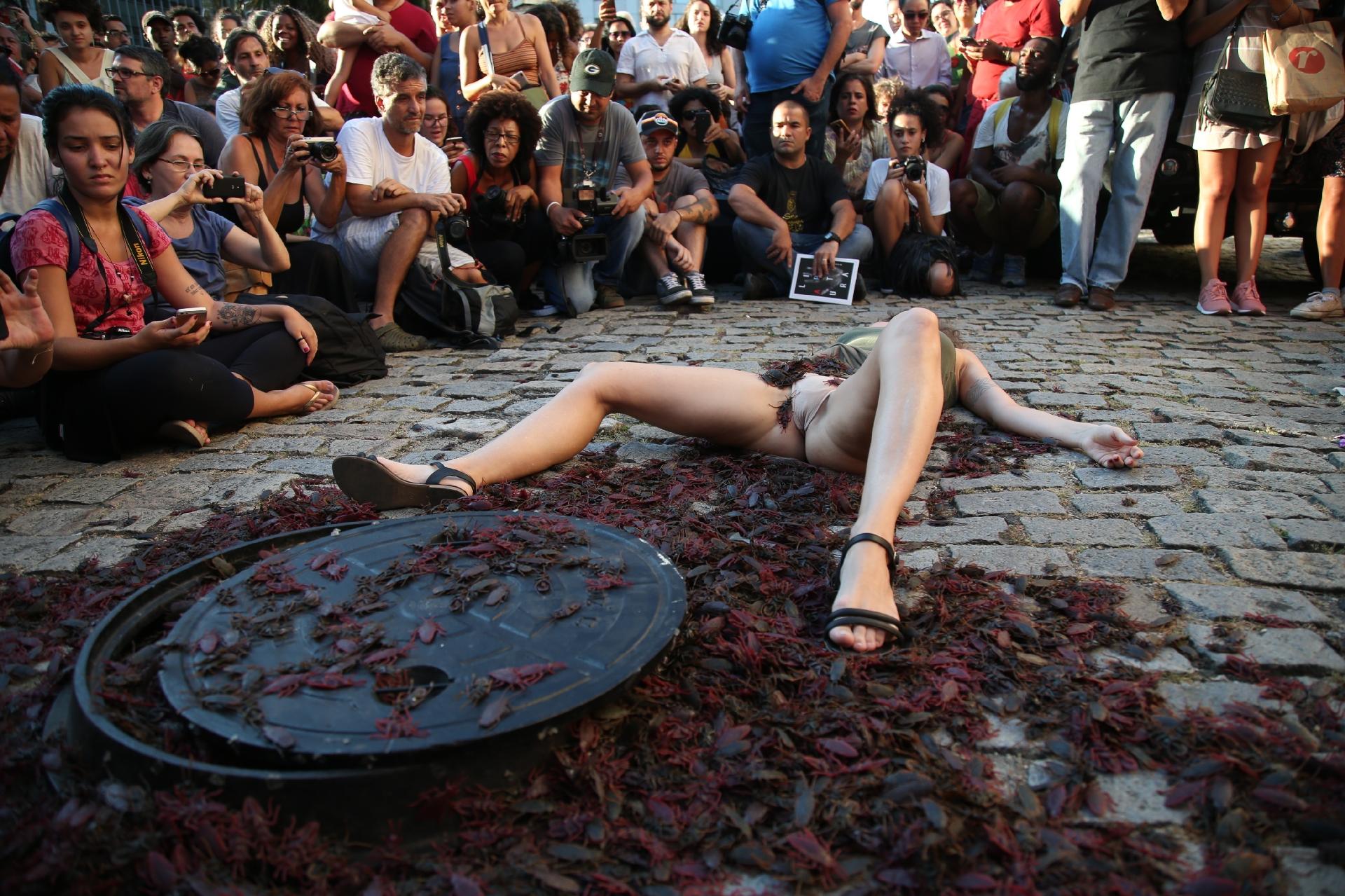 Cerca de 200 pessoas participaram do protesto contra a suspensão de um exposição no Espaço Cultural Casa França-Brasil pelo novo governador do Rio, Wilson Witzel nesta segunda-feira (14) - Julio Cesar Guimaraes/UOL
