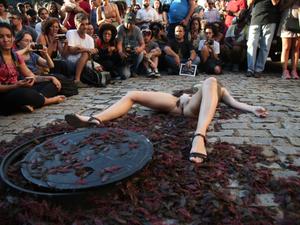 Cerca de 200 pessoas participaram do protesto contra a suspensão de um exposição no Espaço Cultural Casa França-Brasil pelo novo governador do Rio, Wilson Witzel nesta segunda-feira (14) - Julio Cesar Guimaraes/UOL