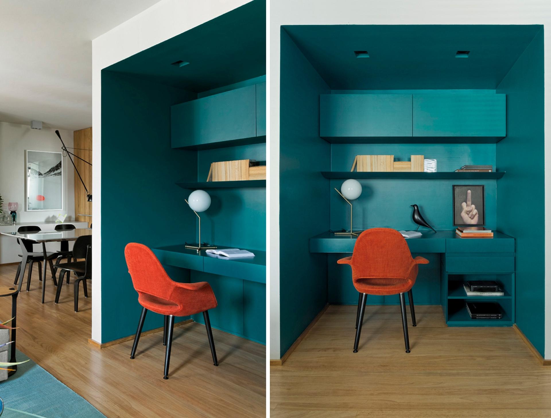 Apesar de ter já uma bancada no quarto, o proprietário pediu outro lugar onde pudesse trabalhar. Na reforma assinada pelo arquiteto Diego Revollo, a antiga circulação deu lugar a um ambiente integrado ao estar que abriga a bancada de trabalho e um armário. A pintura das paredes e teto traz a mesma cor de destaque das lacas da bancada e dos armários de marcenaria, criando um bloco único - Alain Brugier | Divulgação