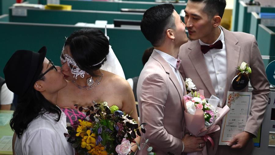 Os casais gays Shane Lin e Marc Yuan e Cynical Chick e Li Ying-Chien se beijam - AFP