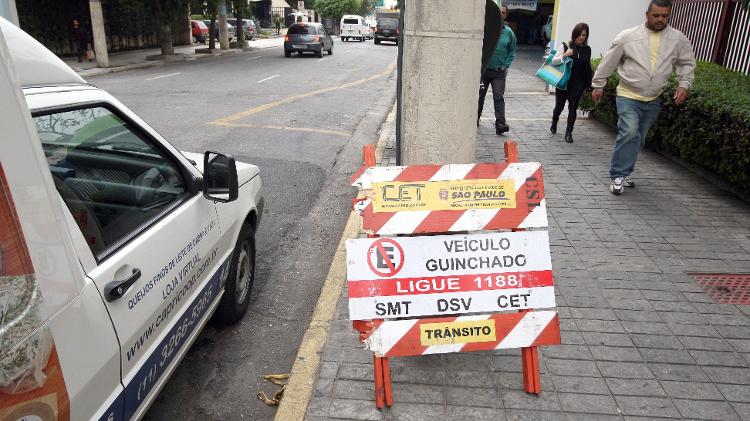 CET, empresa de trânsito da Prefeitura paulista, deixa cavalete para avisar que carro foi guinchado