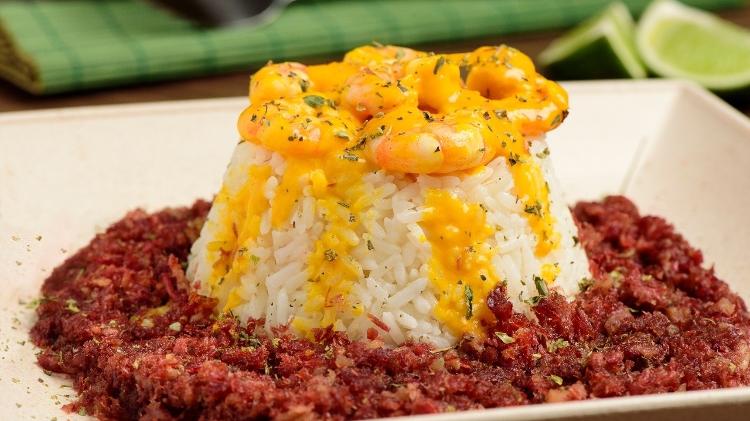 Afro Baiano Arroz de Hauçá, que leva arroz de leite de com carne seca refogada e molho de camarão - Instagram/restauranteafrogourmet - Instagram/restauranteafrogourmet