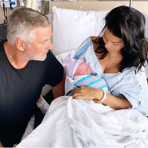 Hilaria Thomas dá à luz quinto filho com o ator Alec Baldwin